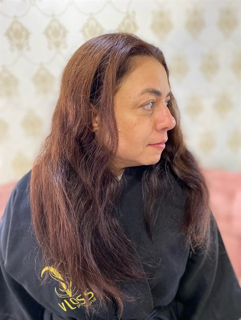 Antes: a mesma cliente, com o cabelo escuro e comprido