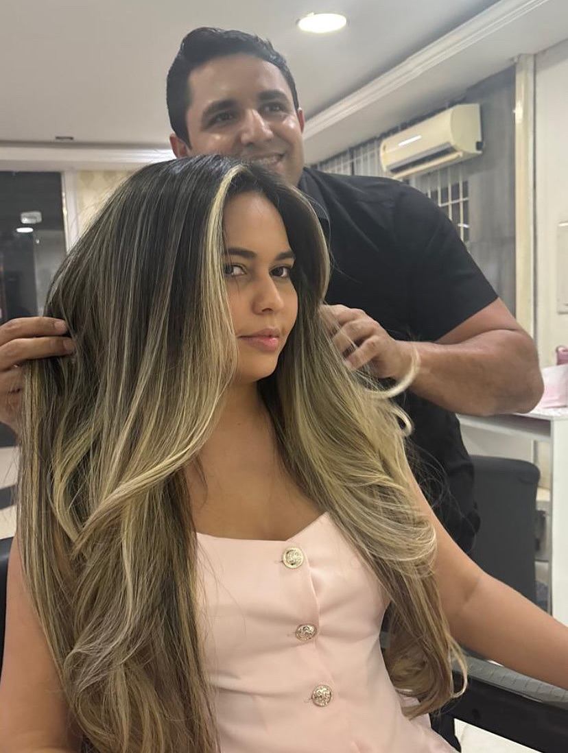 Roberto com uma cliente de mechas loiras longas